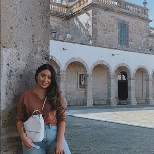 Meet your Posher, Cynthia